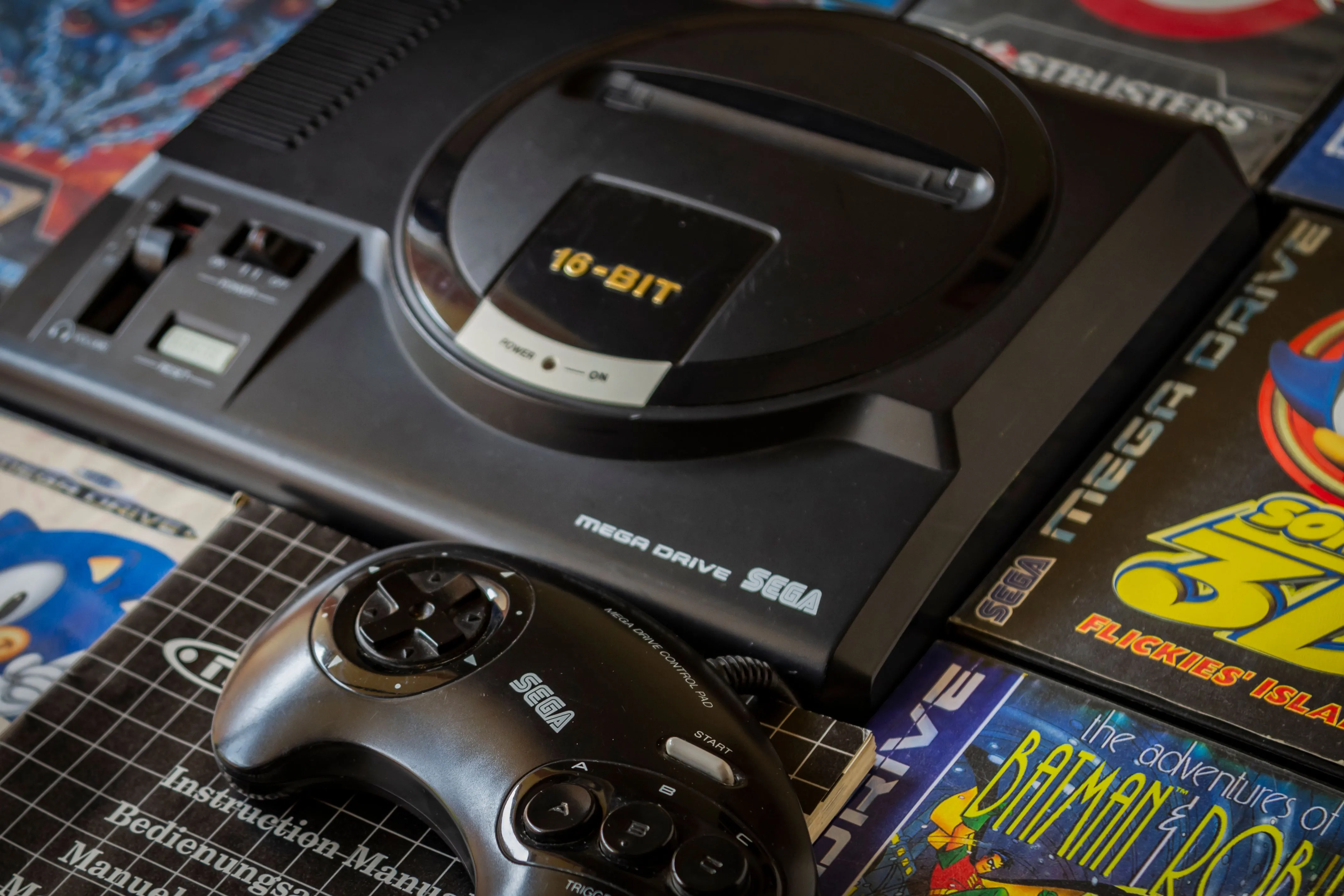 Máy chơi game Sega Genesis cùng một số băng game và tay cầm, biểu tượng của kỷ nguyên console 16-bit