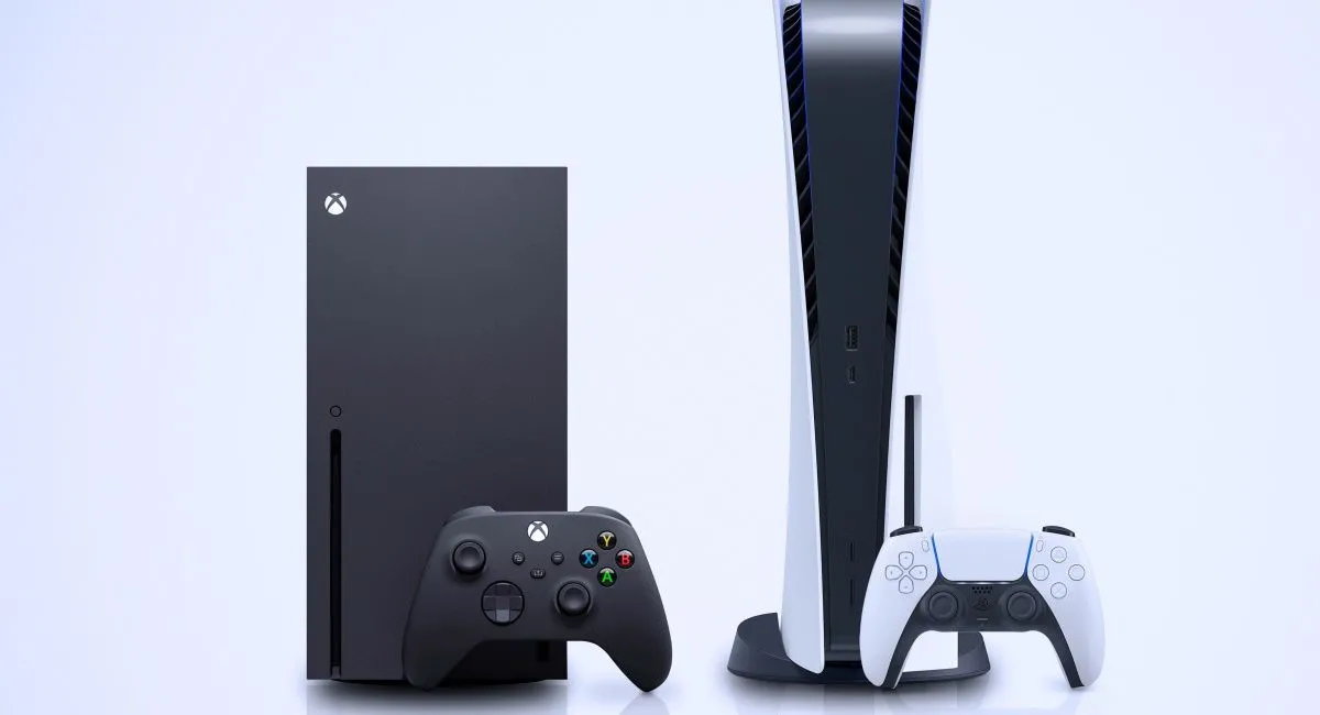 Máy chơi game Xbox Series X và PlayStation 5 đặt cạnh nhau, biểu tượng của cuộc cạnh tranh console.