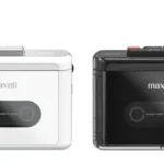 Máy nghe nhạc cassette Maxell MXCP-P100 màu bạc và đen, hiển thị cổng tai nghe 3.5mm và các nút điều khiển