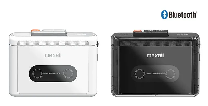 Máy nghe nhạc cassette Maxell MXCP-P100 màu bạc và đen, hiển thị cổng tai nghe 3.5mm và các nút điều khiển
