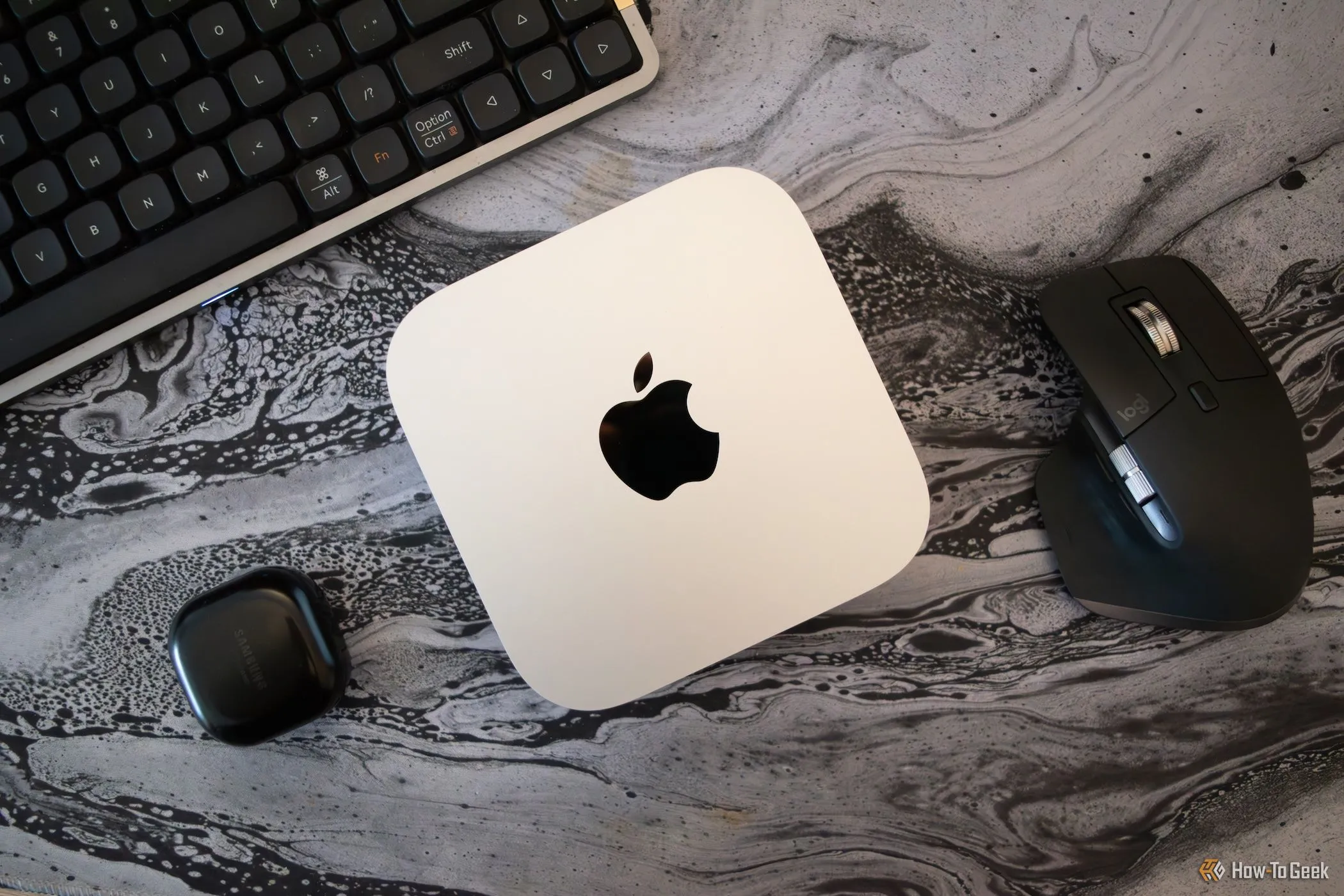 Máy tính Apple Mac Mini M4 màu bạc đặt trên bàn làm việc, thể hiện thiết kế nhỏ gọn và hiệu năng mạnh mẽ