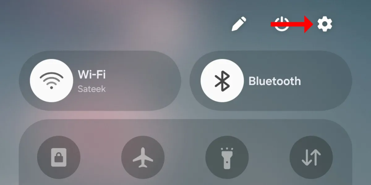 Menu cài đặt nhanh trên Galaxy S25 với biểu tượng cài đặt được làm nổi bật