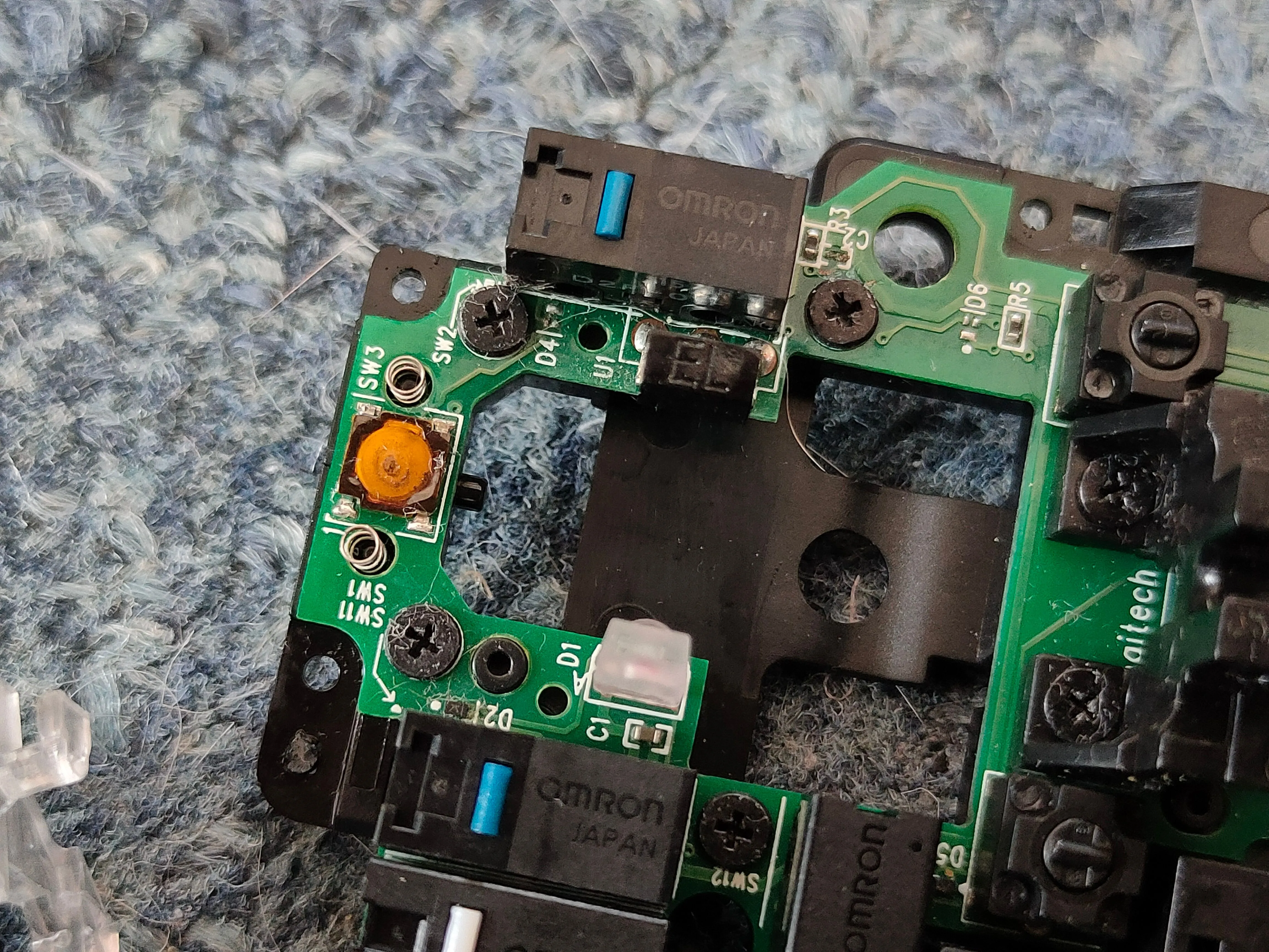 Minh họa switch Omron Nhật Bản và mod plunger trên PCB của chuột Logitech G502.