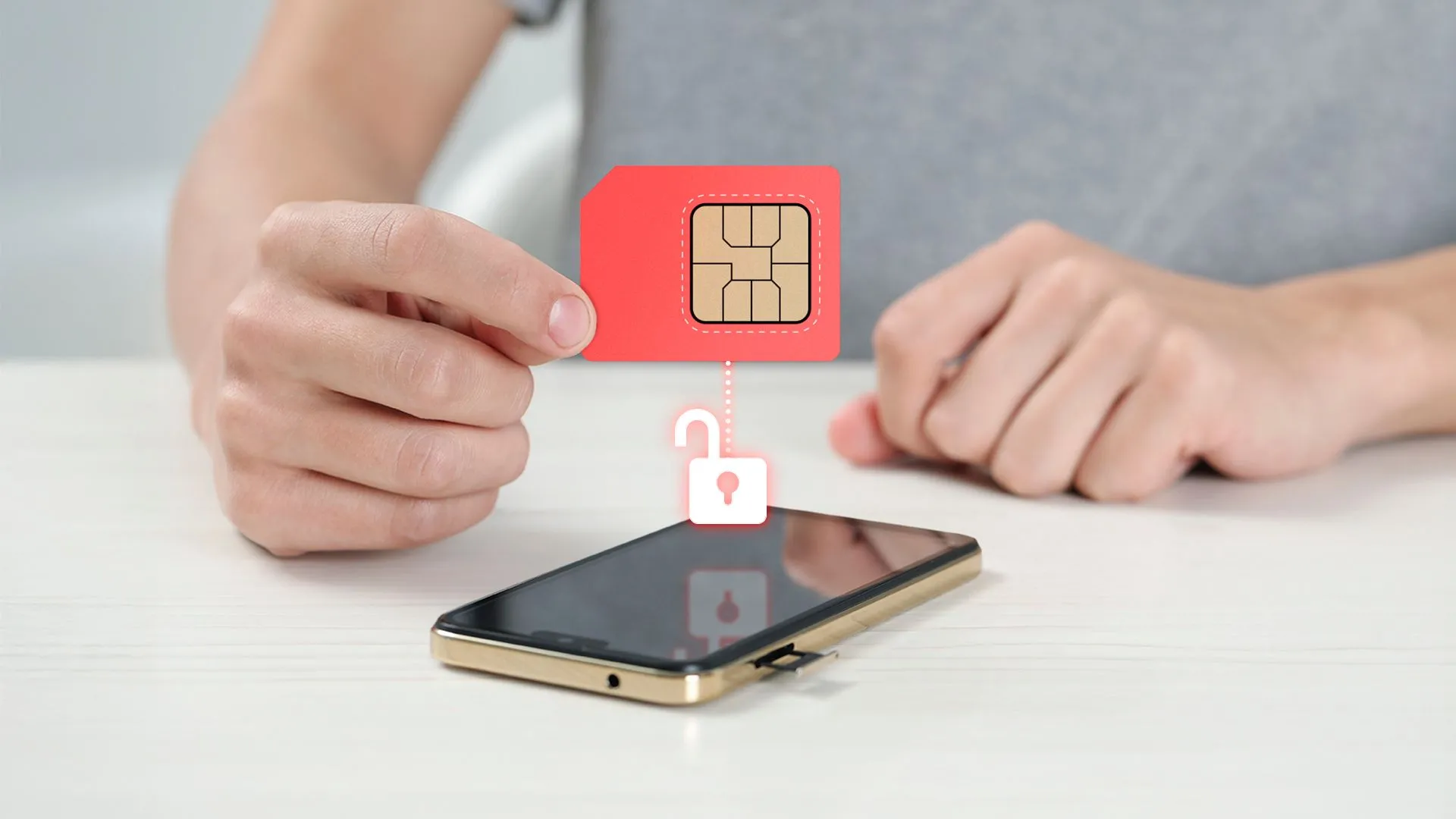 Một bàn tay cầm thẻ SIM bên trên điện thoại có biểu tượng mở khóa, minh họa rủi ro khi sử dụng tính năng Mở khóa mở rộng (Extend Unlock).