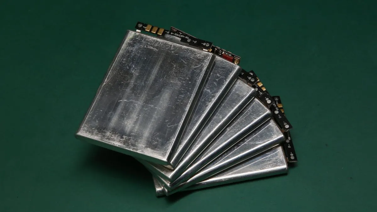 Một bộ pin Lithium-ion được sắp xếp, minh họa cần xử lý pin riêng biệt khi thanh lý thiết bị cũ