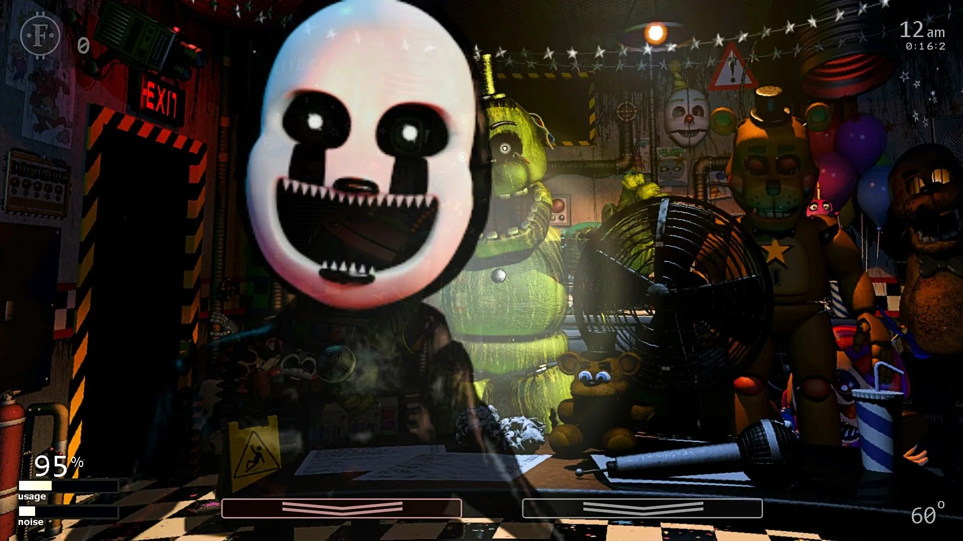 Một con búp bê trắng tiến về phía người chơi trong Five Nights At Freddy's: Ultimate Custom Night