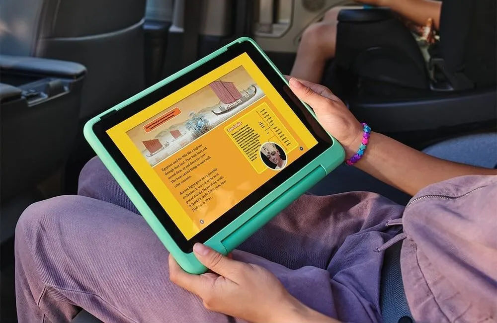Một đứa trẻ đang sử dụng máy tính bảng Amazon Fire HD 10 Kids Pro màu xanh dương