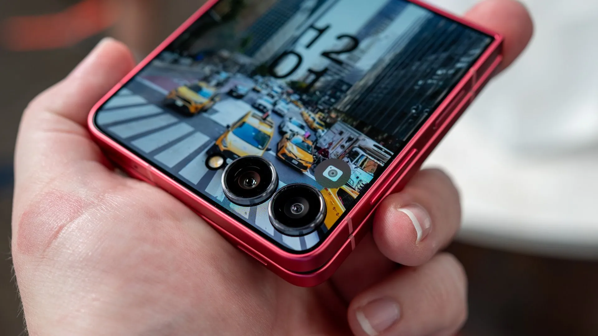 một người đang cầm chiếc điện thoại Samsung Galaxy Z Flip 7 màu đen, mặt sau hiển thị cụm camera chính