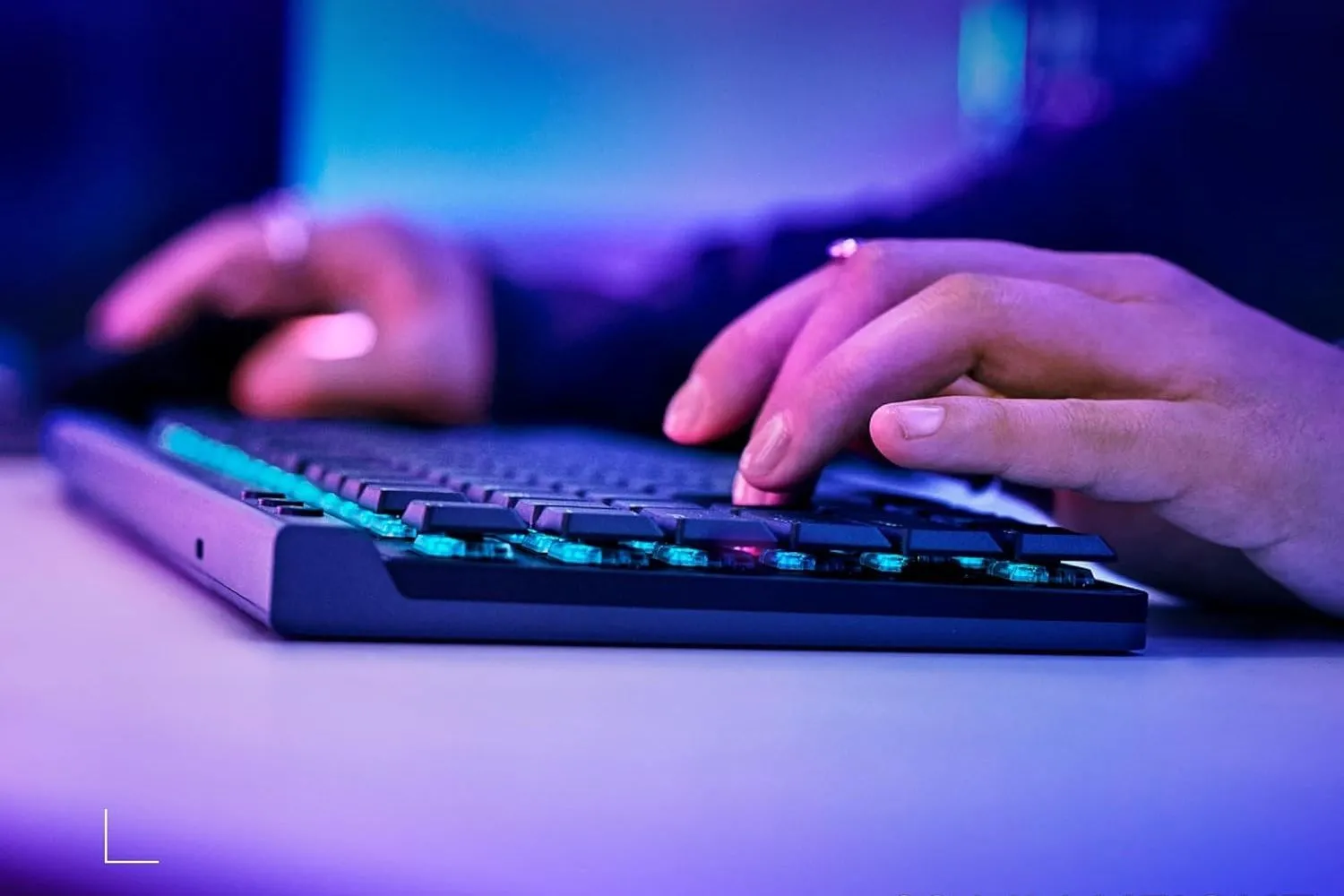 Một người đang gõ trên bàn phím Logitech G515 Lightspeed TKL