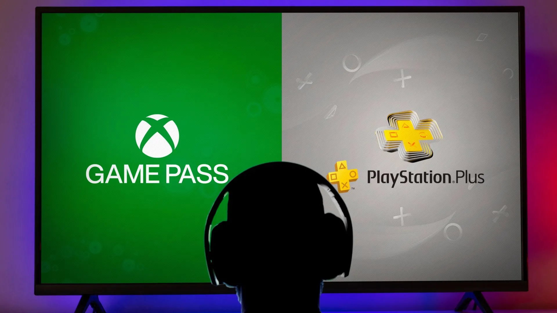 Một người đang xem logo Xbox Game Pass và PlayStation Plus trên màn hình TV lớn, thể hiện xu hướng chơi game qua dịch vụ đăng ký.