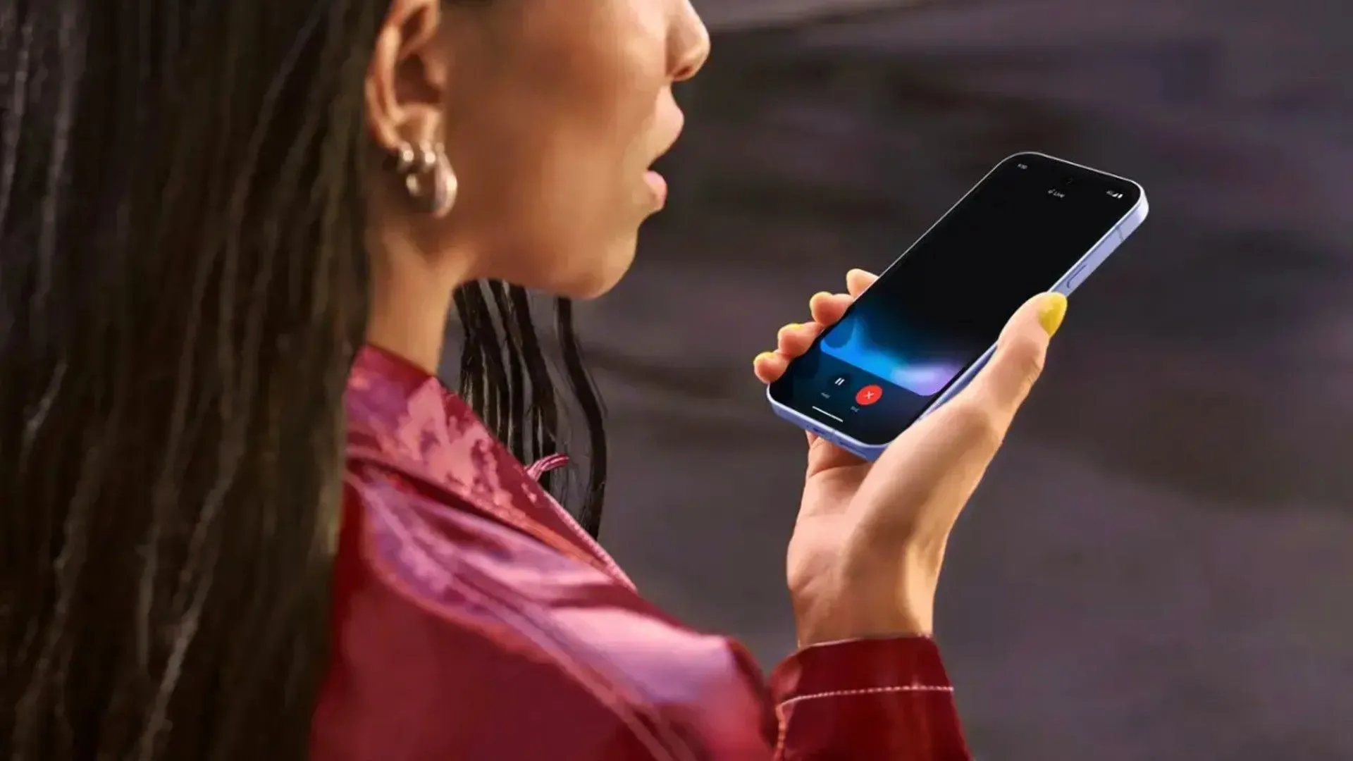 Một người phụ nữ đang sử dụng Google Pixel 9a và tương tác bằng giọng nói với trợ lý Gemini AI