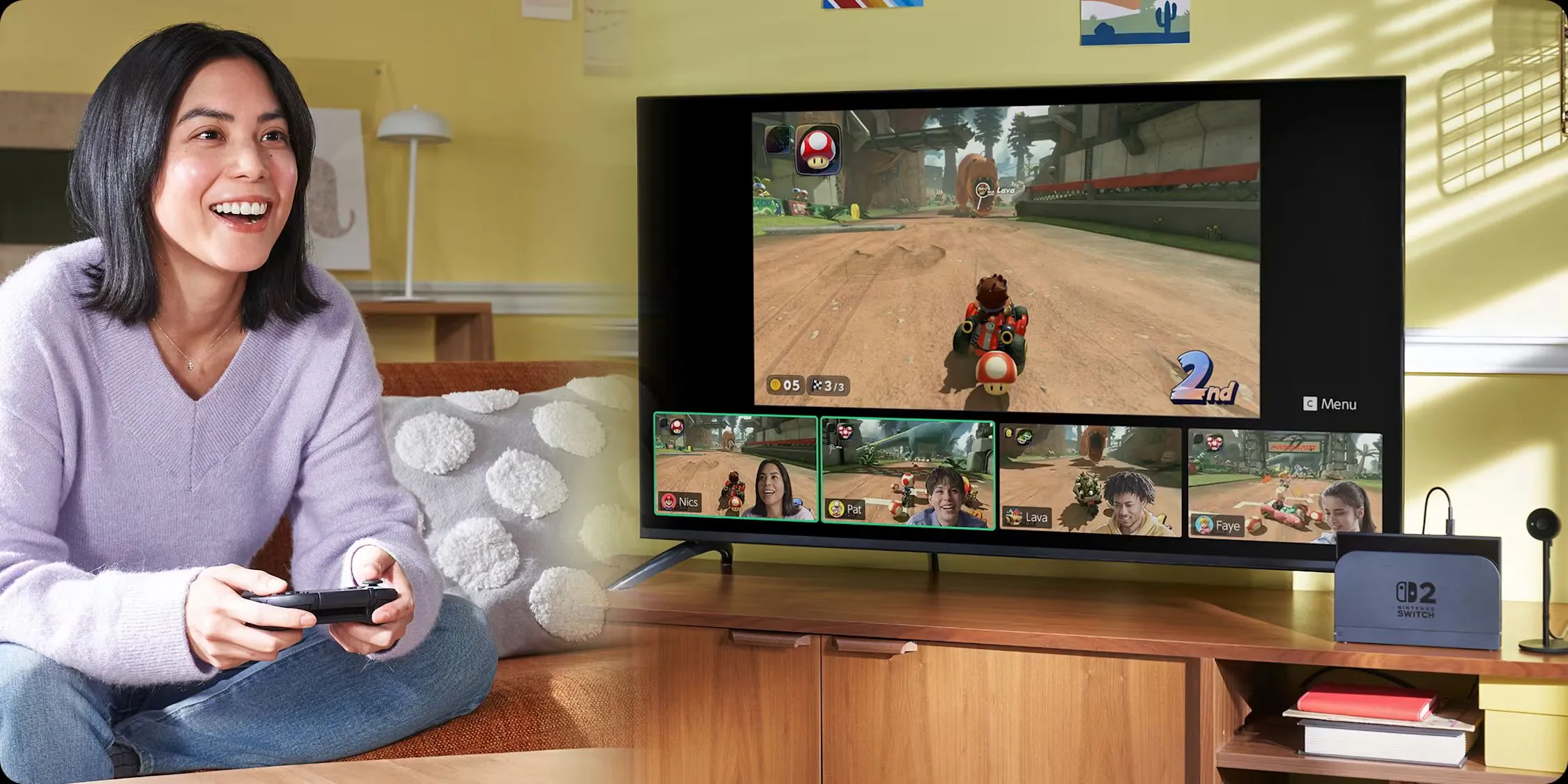 Một người phụ nữ đang sử dụng tính năng GameChat mới trên Nintendo Switch 2 khi chơi game Mario Kart World, thể hiện khả năng giao tiếp cộng đồng.