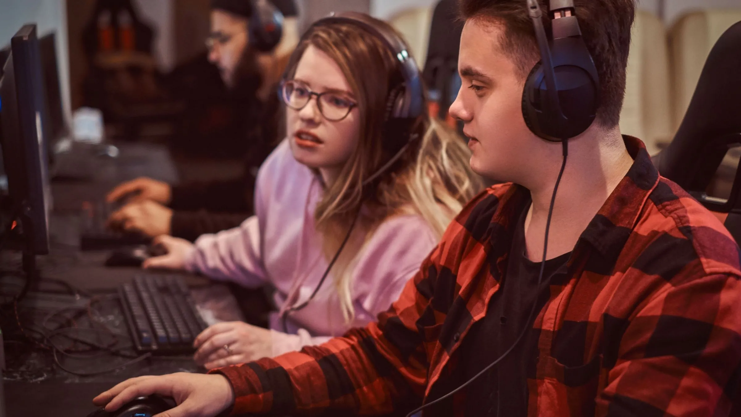 Một nhóm game thủ đang chơi game nhiều người chơi trên PC, liên quan đến vấn đề hỗ trợ công nghệ chống gian lận (anti-cheat) trên Linux.