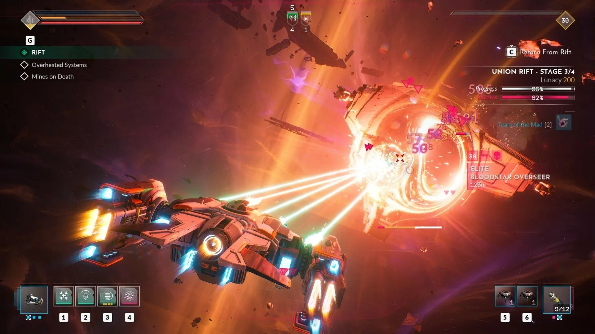 Một phi thuyền nhỏ trong Everspace 2 đang tấn công tàu lớn hơn trong trận không chiến sôi động.