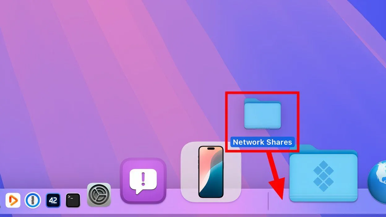 Một thư mục chứa các chia sẻ mạng đang được kéo vào khu vực bên phải của Dock trên macOS.