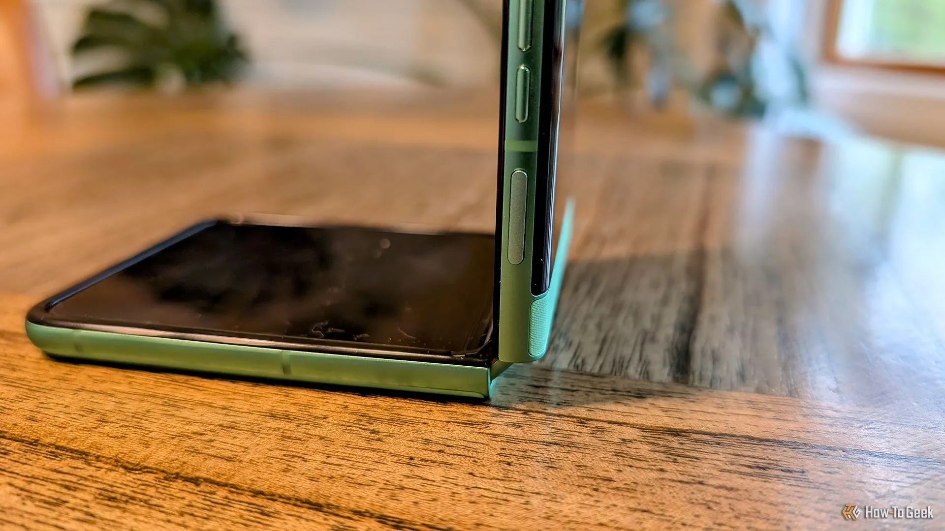 Motorola Razr 2025 mở ở chế độ Flex View, tối ưu cho việc xem nội dung hoặc gọi video mà không cần giữ.