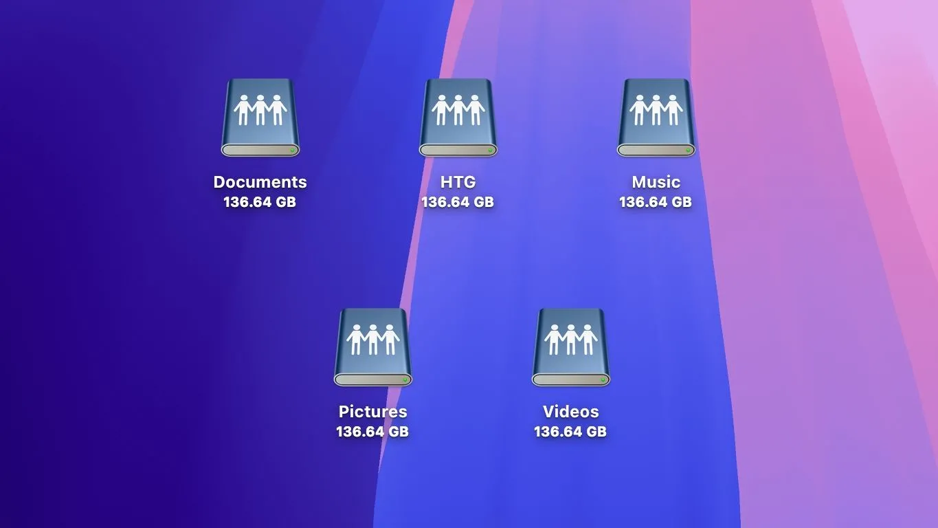 Năm biểu tượng ổ đĩa mạng đã được gắn (mounted volumes) hiển thị trên màn hình desktop macOS.