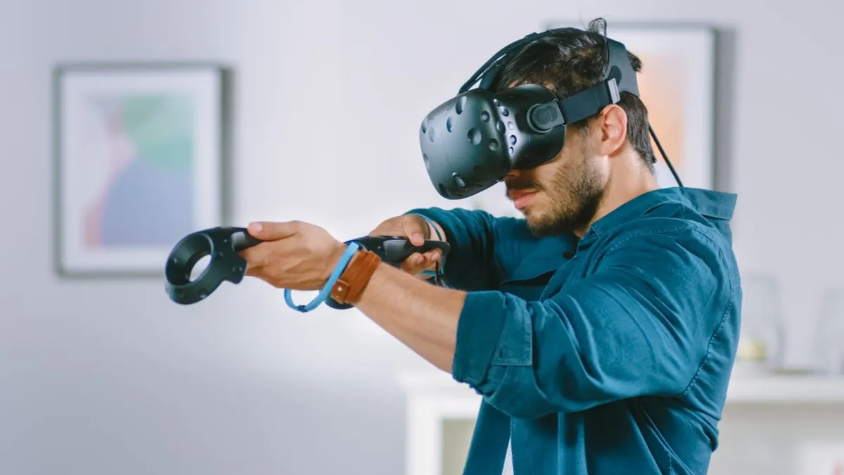 Người đàn ông đeo tai nghe VR và đang nhắm mục tiêu bằng bộ điều khiển.