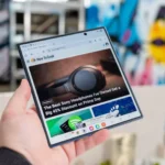 Người dùng cầm điện thoại gập Samsung Galaxy Z Fold 7 đang mở ra, hiển thị trang web How-To Geek trên màn hình lớn.