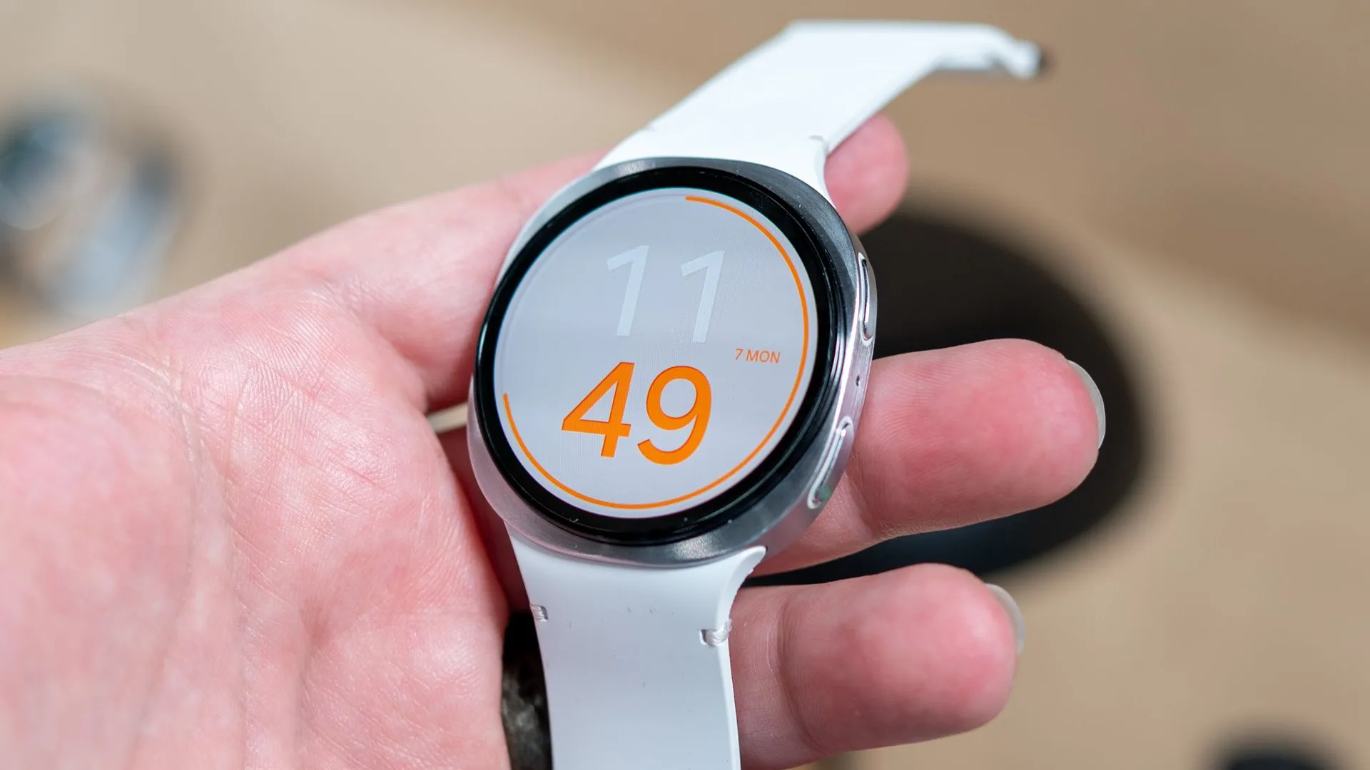 Người dùng cầm trên tay Samsung Galaxy Watch 8, minh họa thiết bị đồng hồ thông minh có thời lượng pin ấn tượng.
