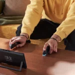 Người dùng chơi game trên Nintendo Switch 2 ở chế độ hai tay cầm Joy-Con làm chuột, thể hiện khả năng điều khiển linh hoạt.