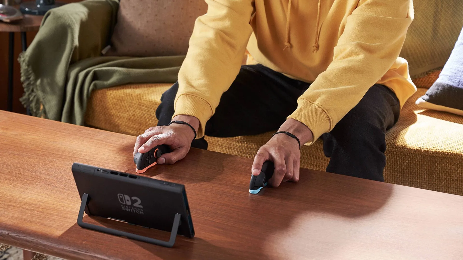 Người dùng chơi game trên Nintendo Switch 2 ở chế độ hai tay cầm Joy-Con làm chuột, thể hiện khả năng điều khiển linh hoạt.