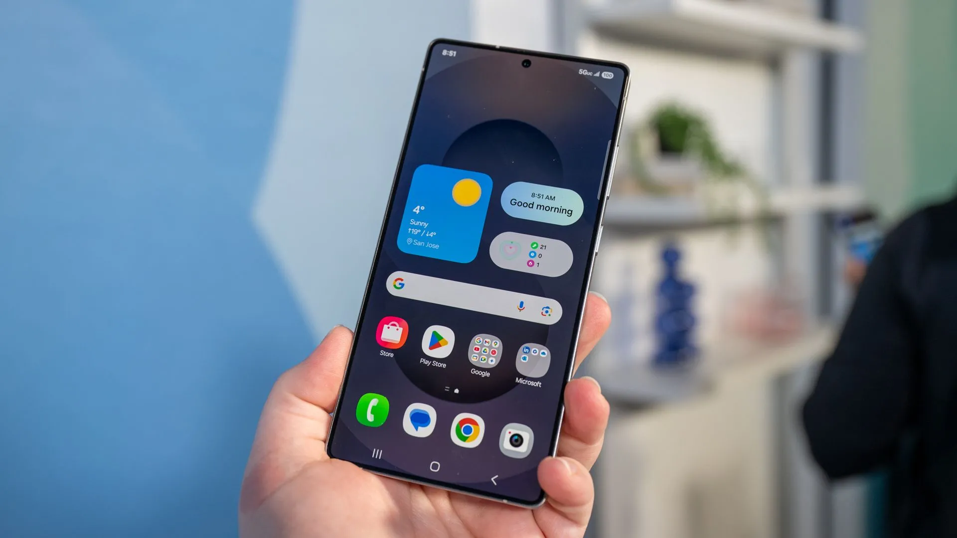 Người dùng đang cầm và nhìn vào màn hình Samsung Galaxy S25 Ultra