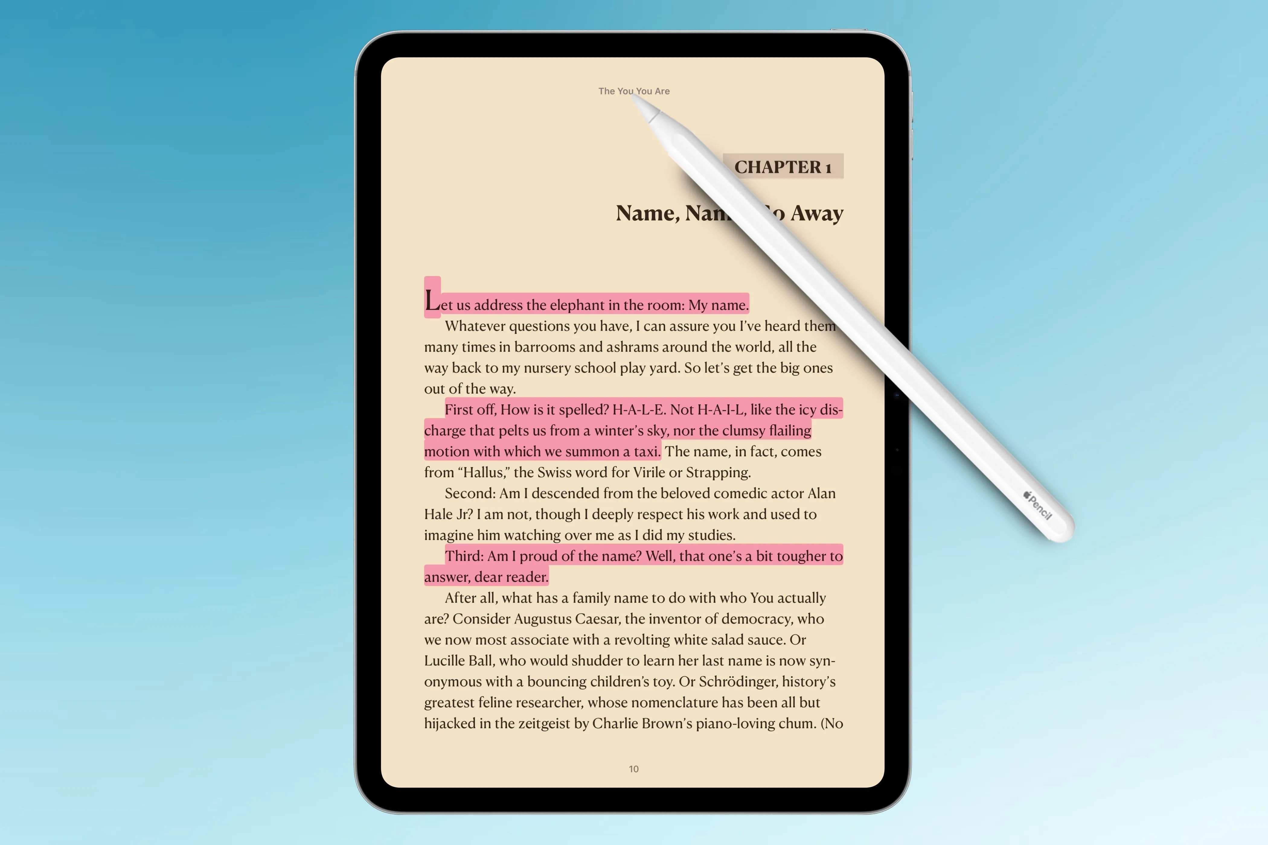 Người dùng đang ghi chú và đánh dấu nội dung trong ứng dụng Sách trên iPad bằng Apple Pencil, thể hiện khả năng học tập và tương tác cao.