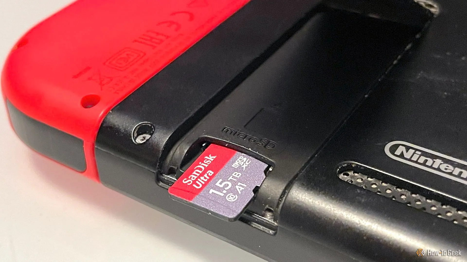 Người dùng đang lắp thẻ nhớ microSD vào khe cắm trên Nintendo Switch, minh họa khả năng mở rộng bộ nhớ cho game thủ.