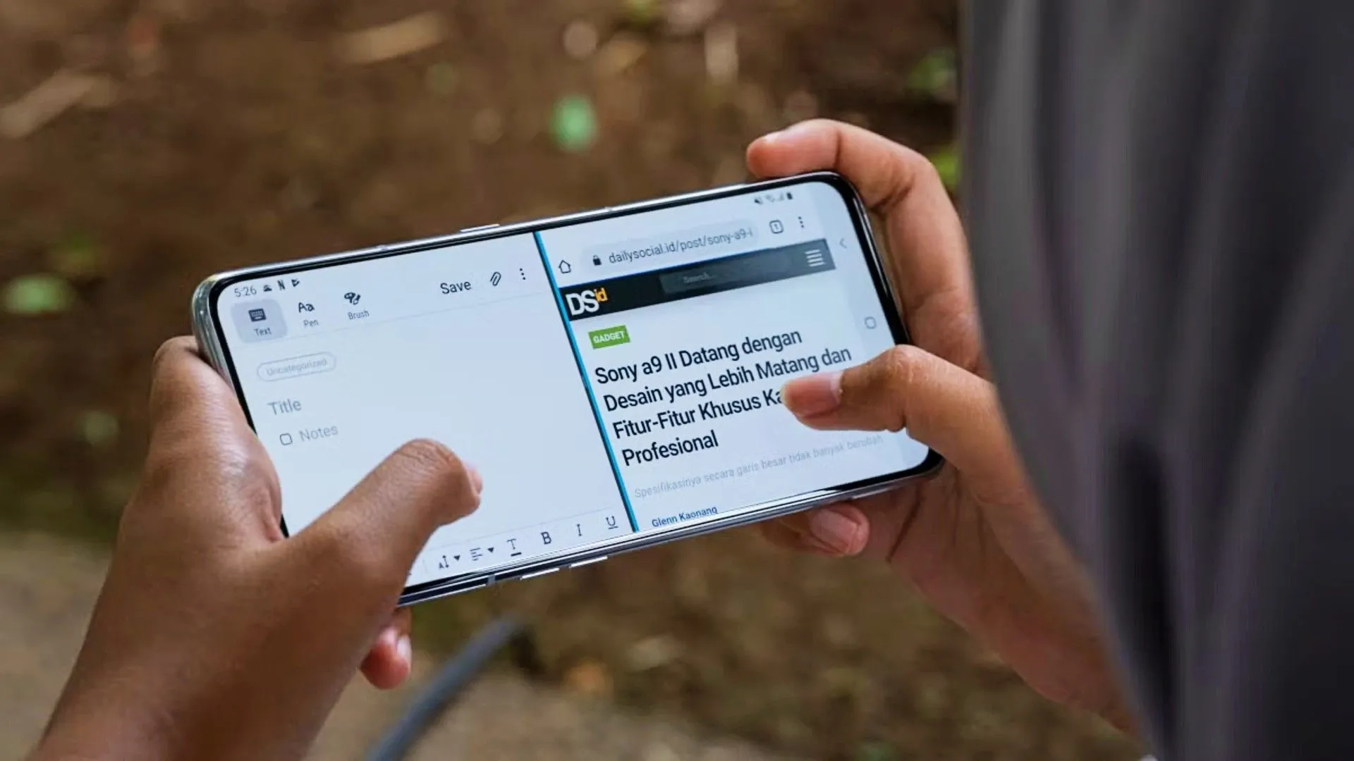 Người dùng đang sử dụng tính năng chia đôi màn hình (Split-Screen) trên điện thoại Android