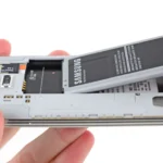 Người dùng đang tháo pin rời từ điện thoại Samsung Galaxy S5, minh họa tính năng pin tháo rời từng phổ biến trên smartphone Android.