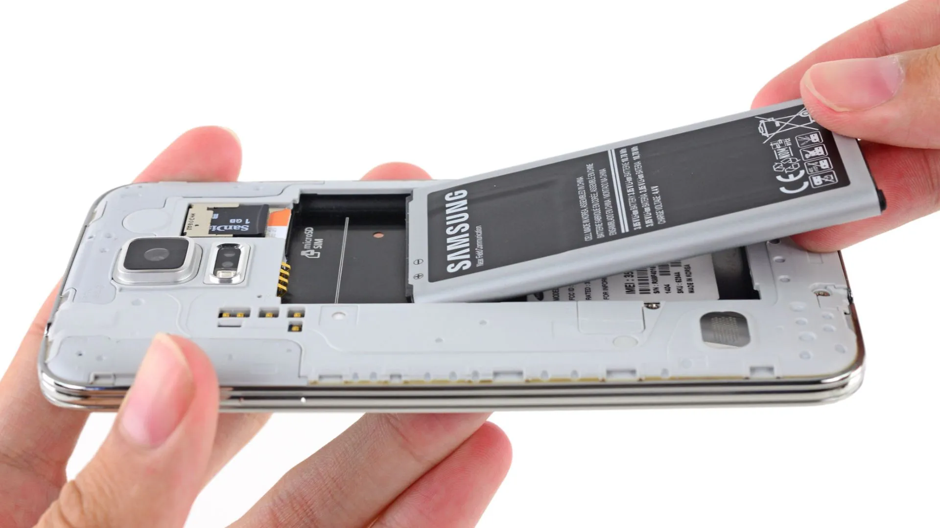 Người dùng đang tháo pin rời từ điện thoại Samsung Galaxy S5, minh họa tính năng pin tháo rời từng phổ biến trên smartphone Android.