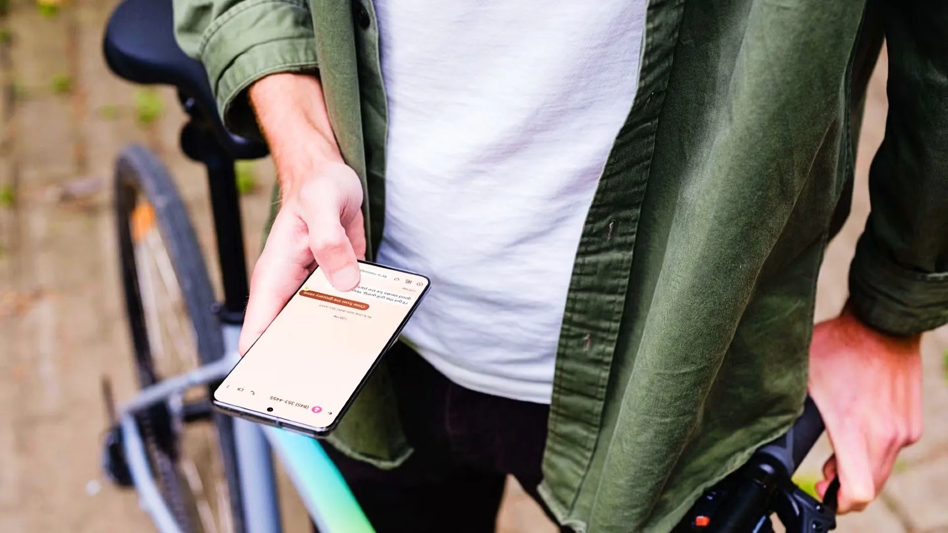 Người dùng đang tương tác với điện thoại Android sử dụng tính năng Quick Tap