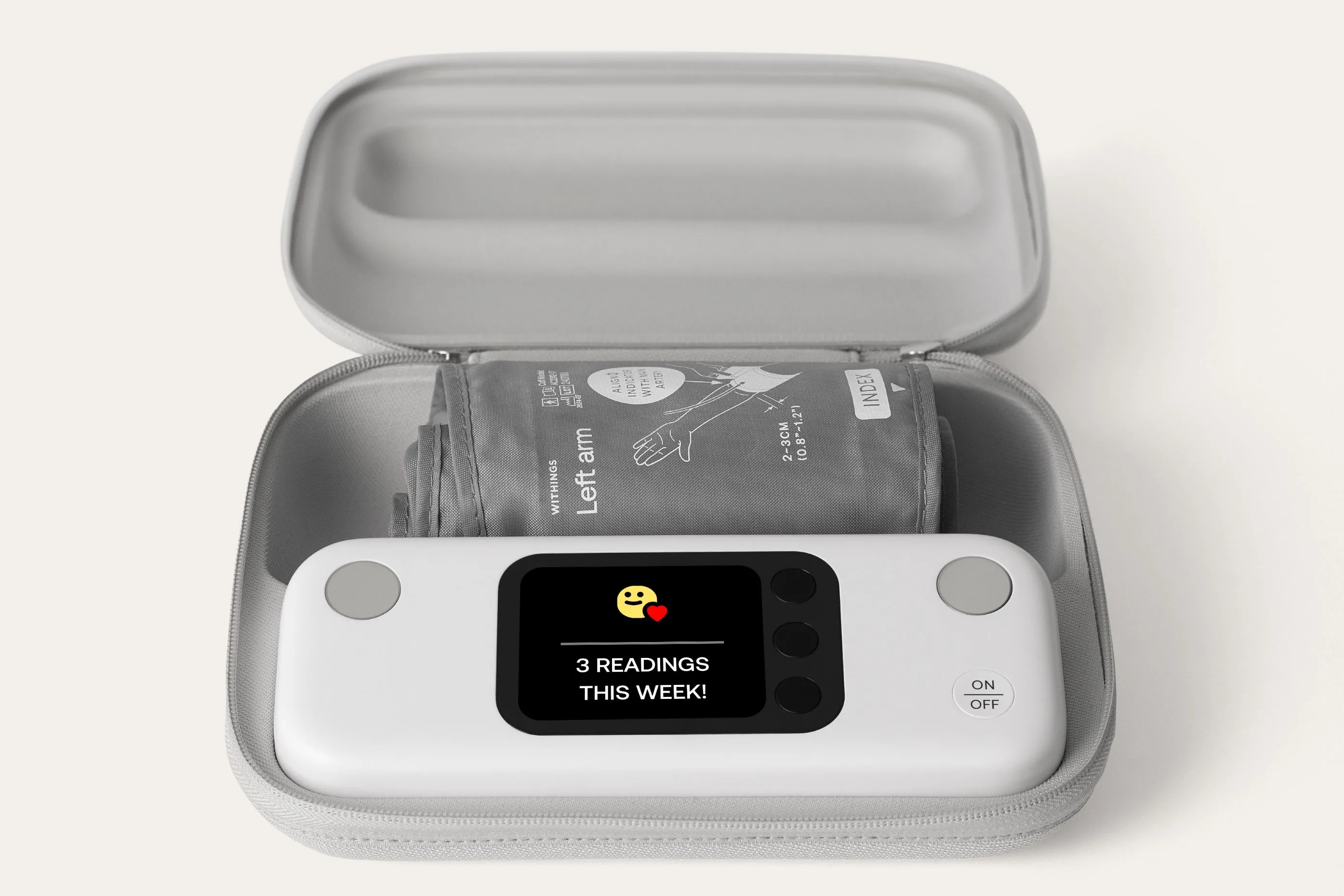 Người dùng đang tương tác với Withings BPM Vision hiển thị thông báo "Great!" trên màn hình lớn.