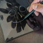 Người dùng đang vẽ hoặc ghi chú bằng bút S Pen trên màn hình Samsung Galaxy Z Fold 5 mở ra.