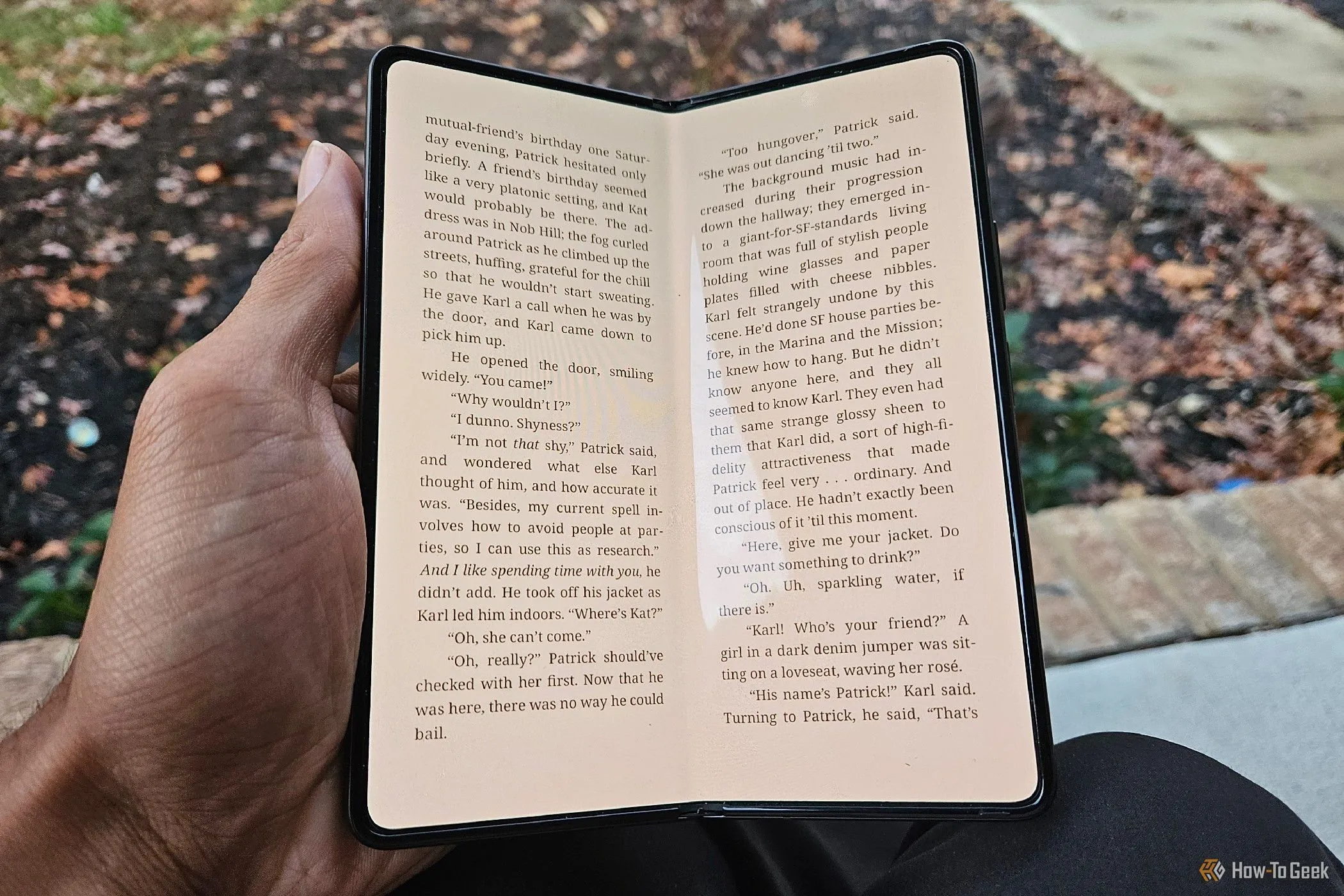 Người dùng đọc sách điện tử trên màn hình gập lớn của Samsung Galaxy Z Fold 5, minh họa lợi ích hai màn hình và trải nghiệm đọc tốt