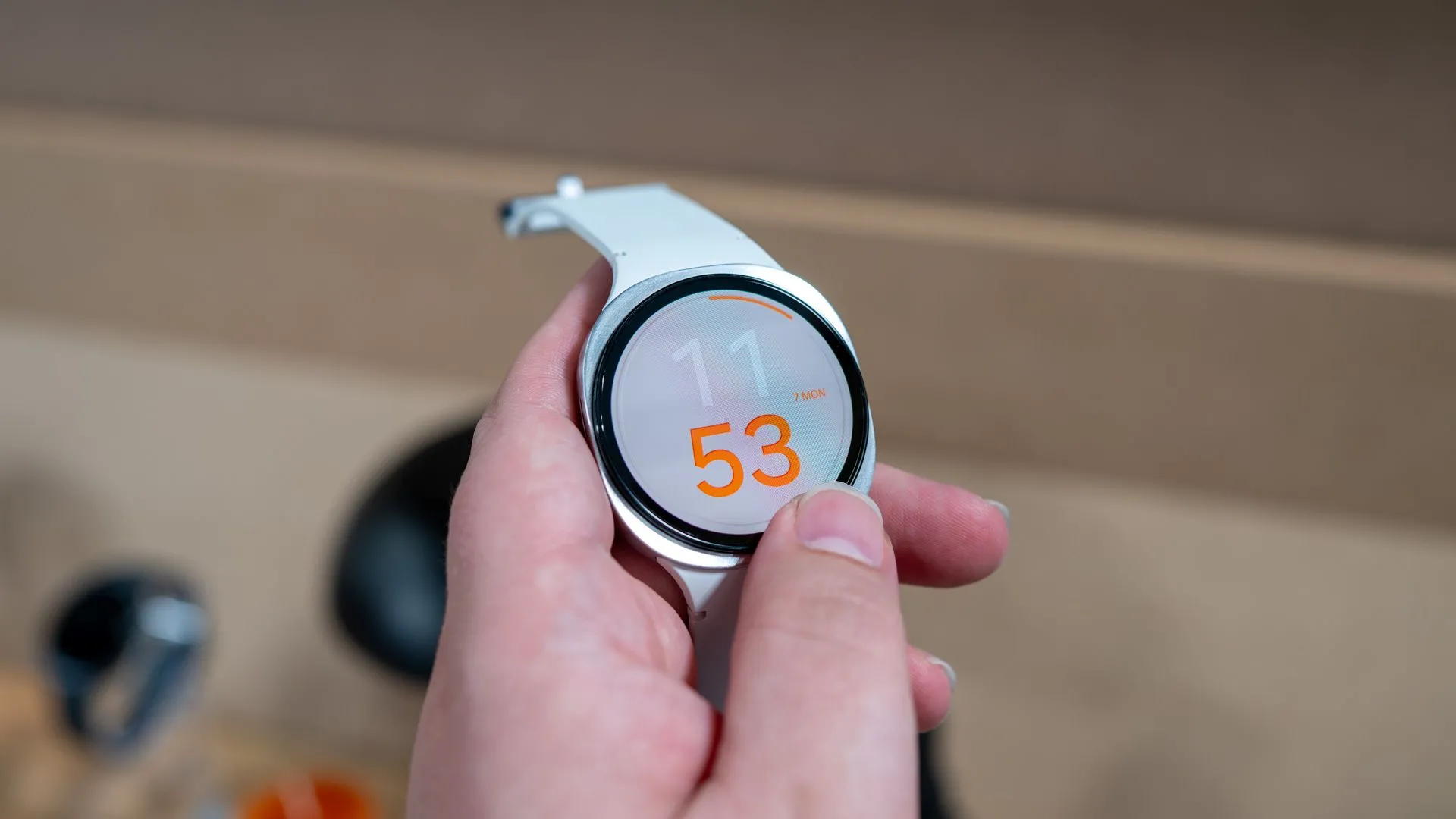 Người dùng thao tác với viền xoay cảm ứng trên Samsung Galaxy Watch 8, tận dụng tính năng điều hướng độc đáo của đồng hồ.