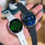 Người dùng trên tay hai phiên bản Samsung Galaxy Watch 8 40mm và 44mm, thể hiện thiết kế squircle độc đáo của đồng hồ thông minh.