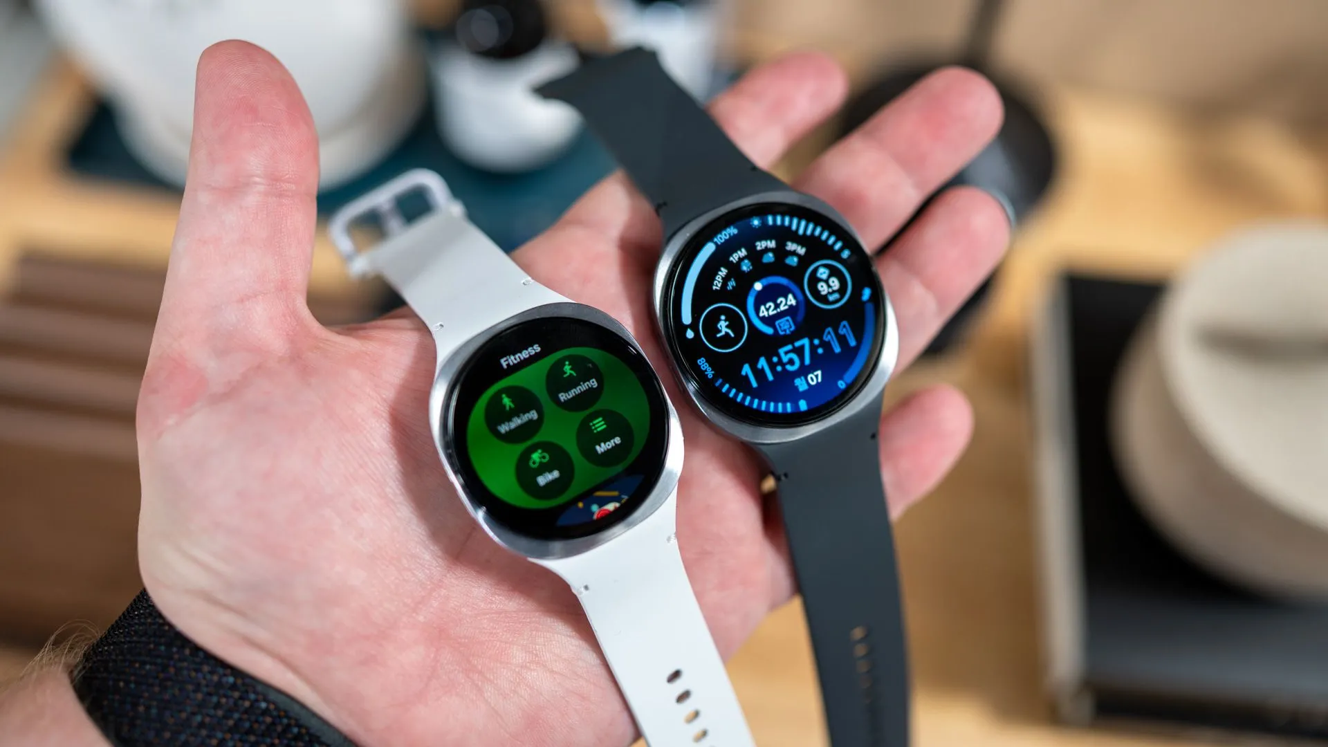 Người dùng trên tay hai phiên bản Samsung Galaxy Watch 8 40mm và 44mm, thể hiện thiết kế squircle độc đáo của đồng hồ thông minh.