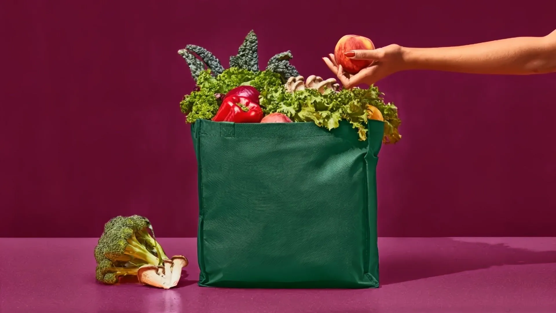 Người mua hàng đóng gói trái cây vào túi của Instacart để giao hàng.