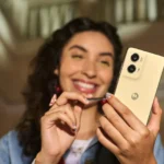 Người phụ nữ dùng bút cảm ứng trên điện thoại Moto G Stylus 5G 2024