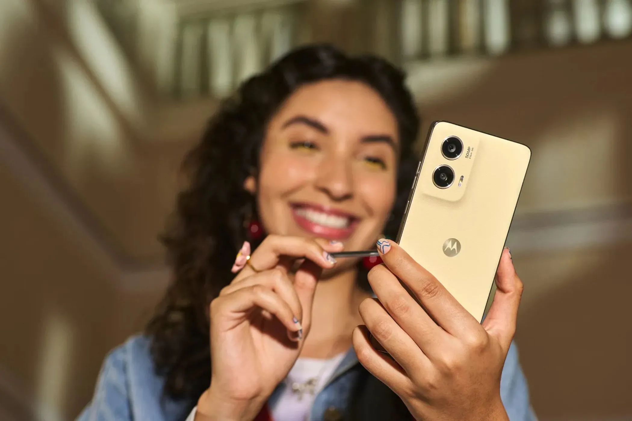 Người phụ nữ dùng bút cảm ứng trên điện thoại Moto G Stylus 5G 2024