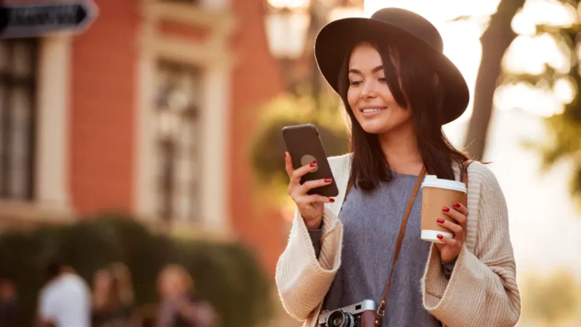 Người phụ nữ sử dụng điện thoại để kiếm tiền qua ứng dụng Swagbucks.