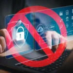 Nguy cơ bảo mật khi không dùng trình quản lý mật khẩu, màn hình laptop hiển thị biểu tượng bảo mật bị cấm.