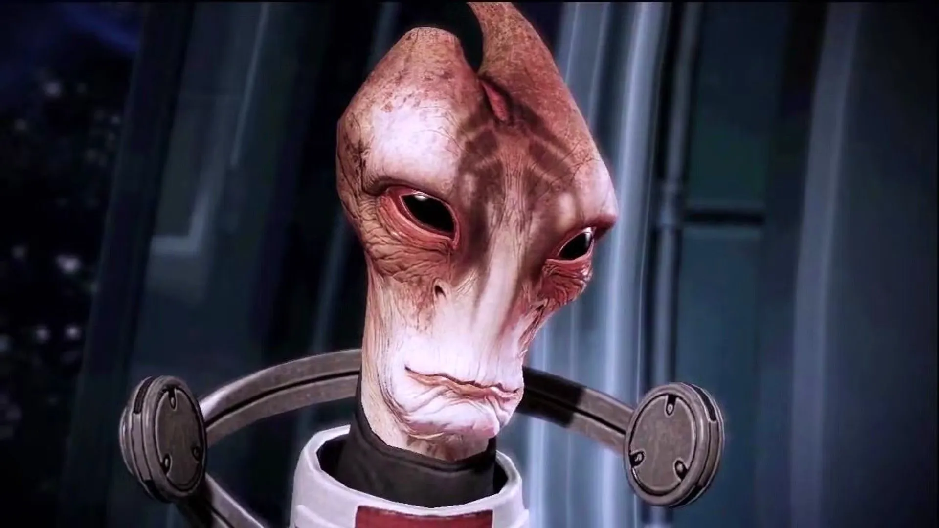 Nhân vật Mordin Solus mỉm cười trong Mass Effect 3, đại diện cho những lựa chọn khó khăn ảnh hưởng đến đồng đội.