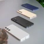 Nhiều điện thoại Samsung Galaxy S24 đặt trên bàn