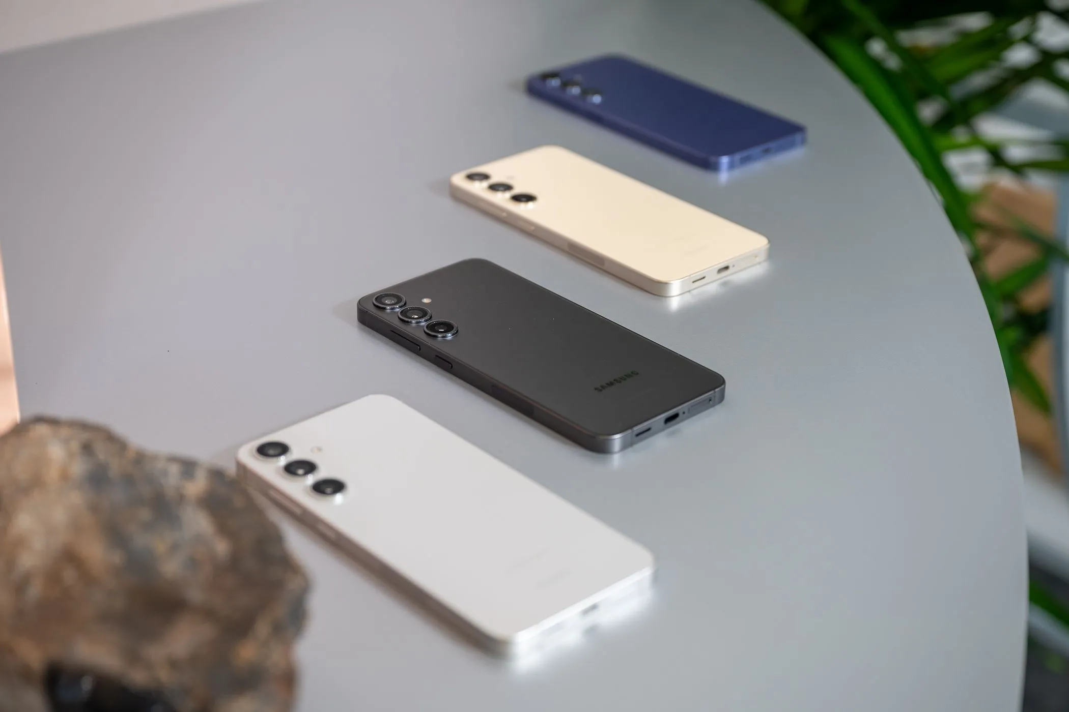 Nhiều điện thoại Samsung Galaxy S24 đặt trên bàn