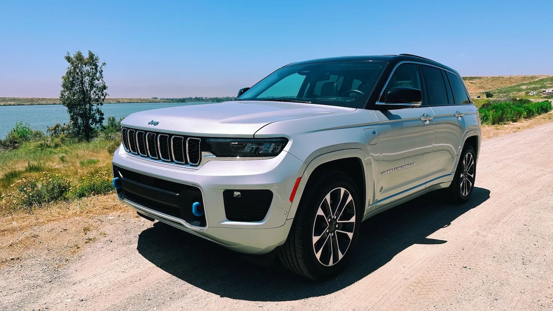 Nội thất xe Jeep với màn hình hiển thị