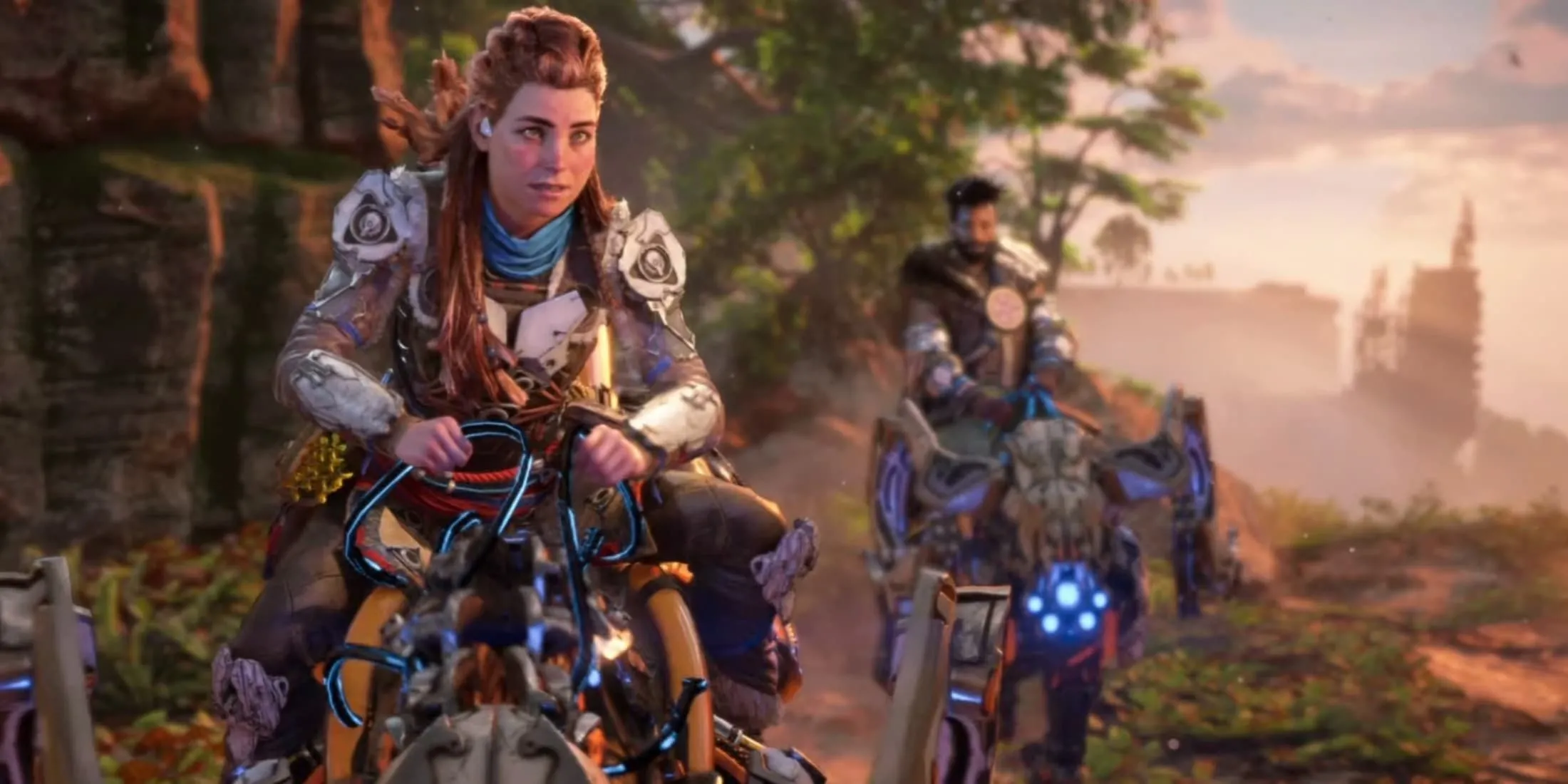 Nữ nhân vật chính Aloy cưỡi một cỗ máy trong phân cảnh cắt cảnh của game Horizon Forbidden West, minh họa đồ họa chi tiết của tựa game.