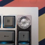 Núm xoay điều khiển âm lượng lớn trên bàn phím cơ OnePlus Keyboard 81 Pro, được thiết kế tiện lợi để thao tác nhanh chóng và trực quan.